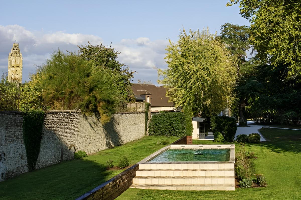 Artful hotel: the gardens